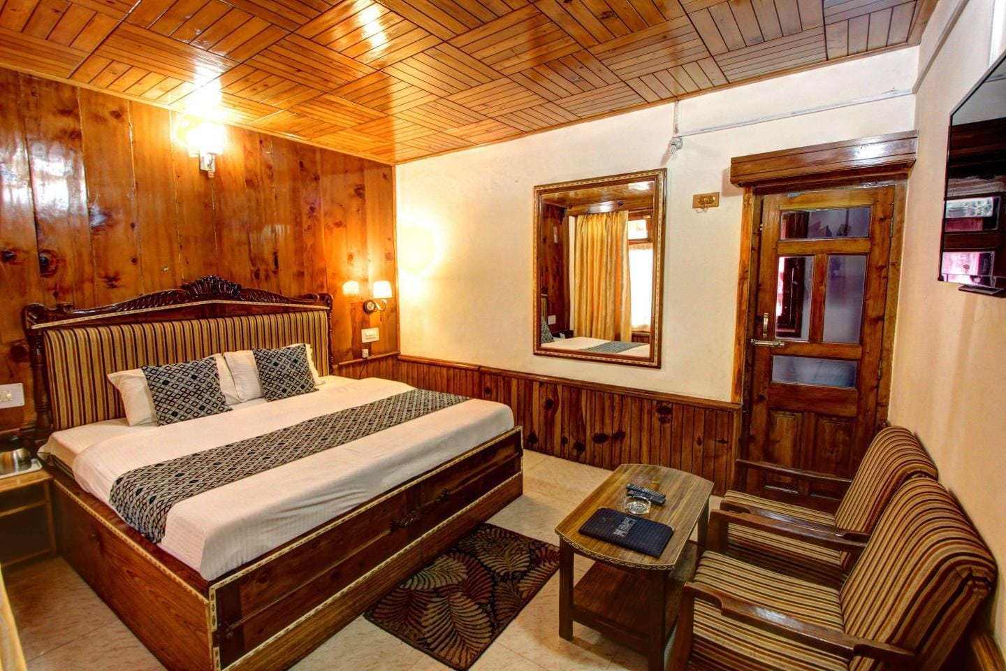Hotel Holiday Home International - The Mall Road - Tap to explore photos