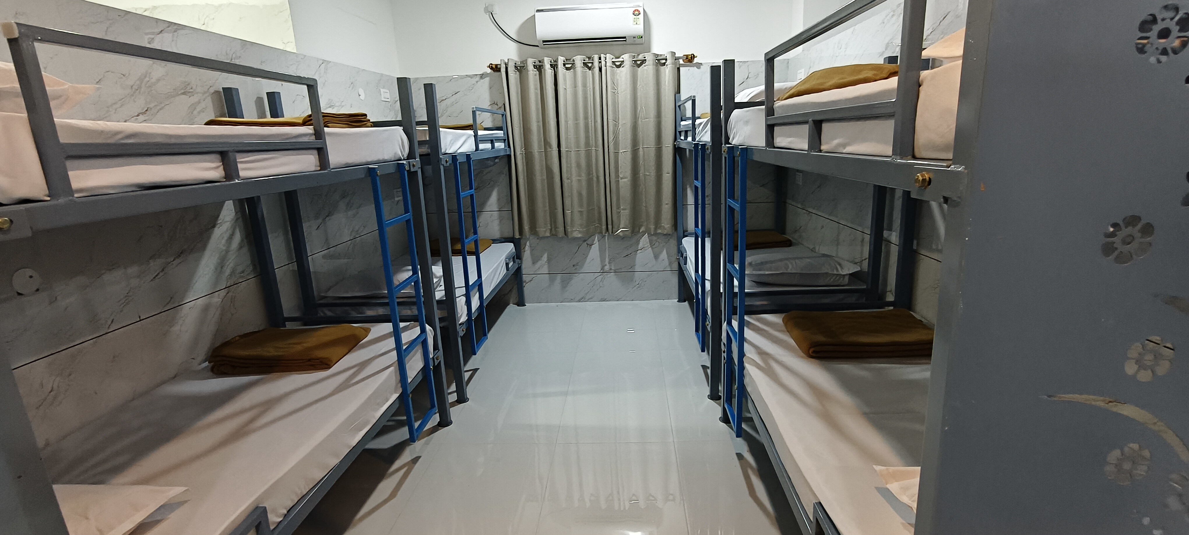 VRS Luxury Male AC/NON AC Dormitory - Tap to explore photos