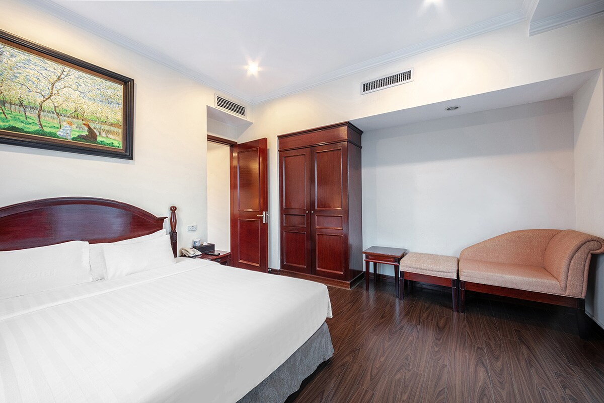 A25 Premium Hotel - 15 Tran Quoc Toan - Tap to explore photos
