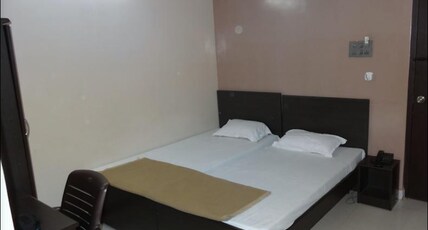 Dwaraka Inn Room Type - AC Double Bedded
