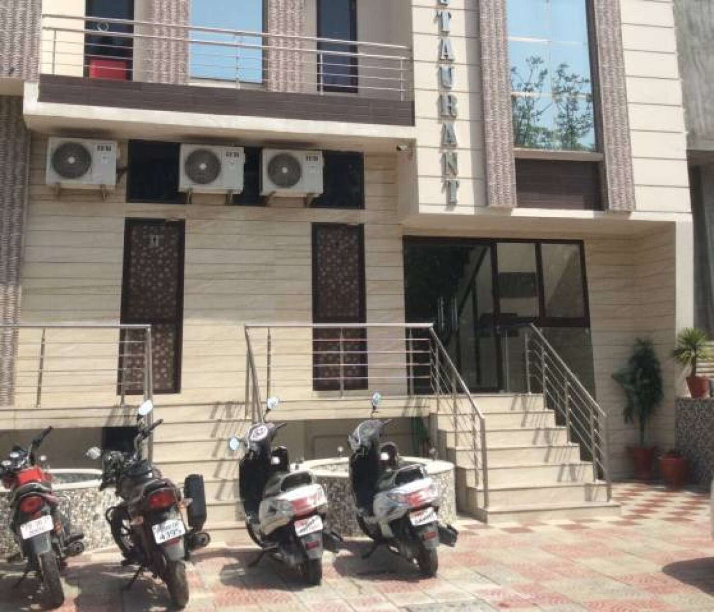 Hotel Oasis - Tap to explore photos