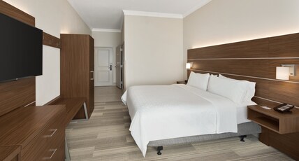 Holiday Inn Express & Suites BYRON Room Type - 1 King Bed Standard Mobil Access Tub