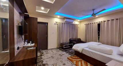 LLOYDS BEACH RESORT Room Type - Queen Room with balcony