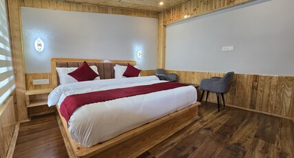The Kufri House Room Type - Deluxe Room | Balcony and Valley View