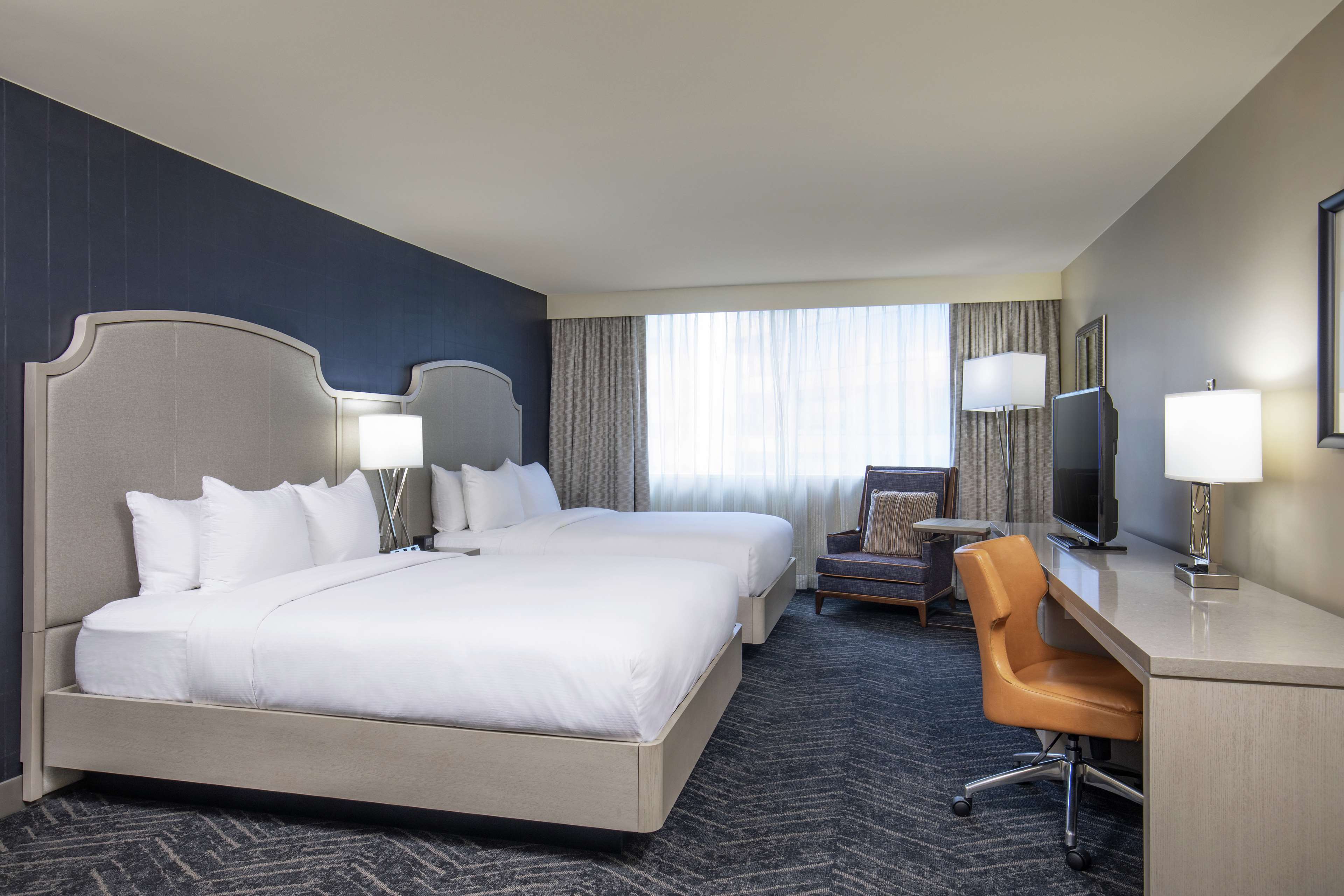 DoubleTree by Hilton Nashville Downtown - Tap to explore photos
