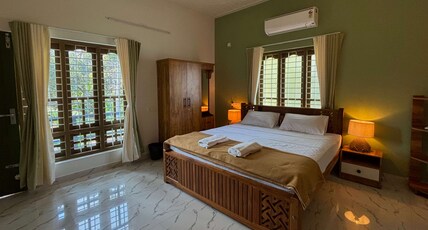 Laya Balita : South Cliff Villa Stay Room Type - King Room with Balcony