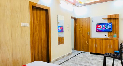 THE RAMAN PALACE -A BUDGET HOTEL Room Type - Deluxe Room