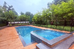 4Bhk Turf Villa with Pvt Pool, Jacuzzi & Rain Dance by Heart Staycation