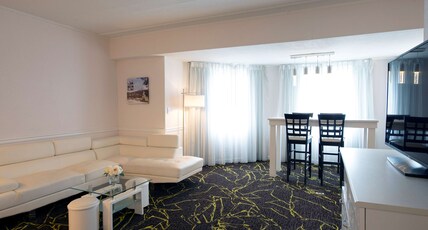 The Roslyn, Tapestry Collection by Hilton Room Type - HARBOUR SUITE 1 KING
