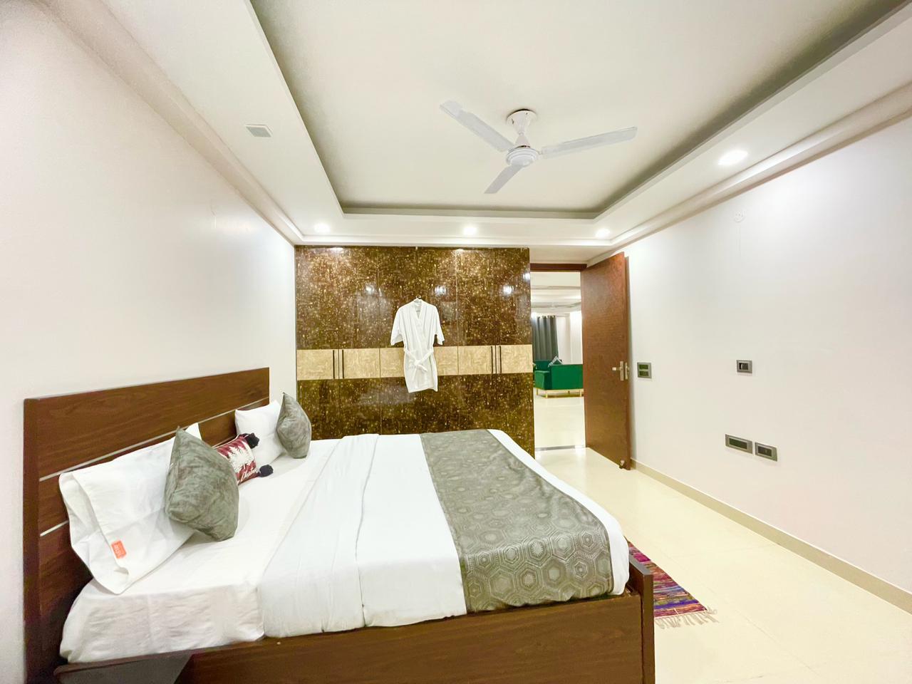 Instay 2729|Luxe 2BHK Apt near Medanta and Artemis - Tap to explore photos