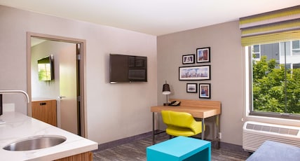 Hampton Inn & Suites by Hilton Seattle-Downtown Room Type - 1 KING BED W  SOFABED NS