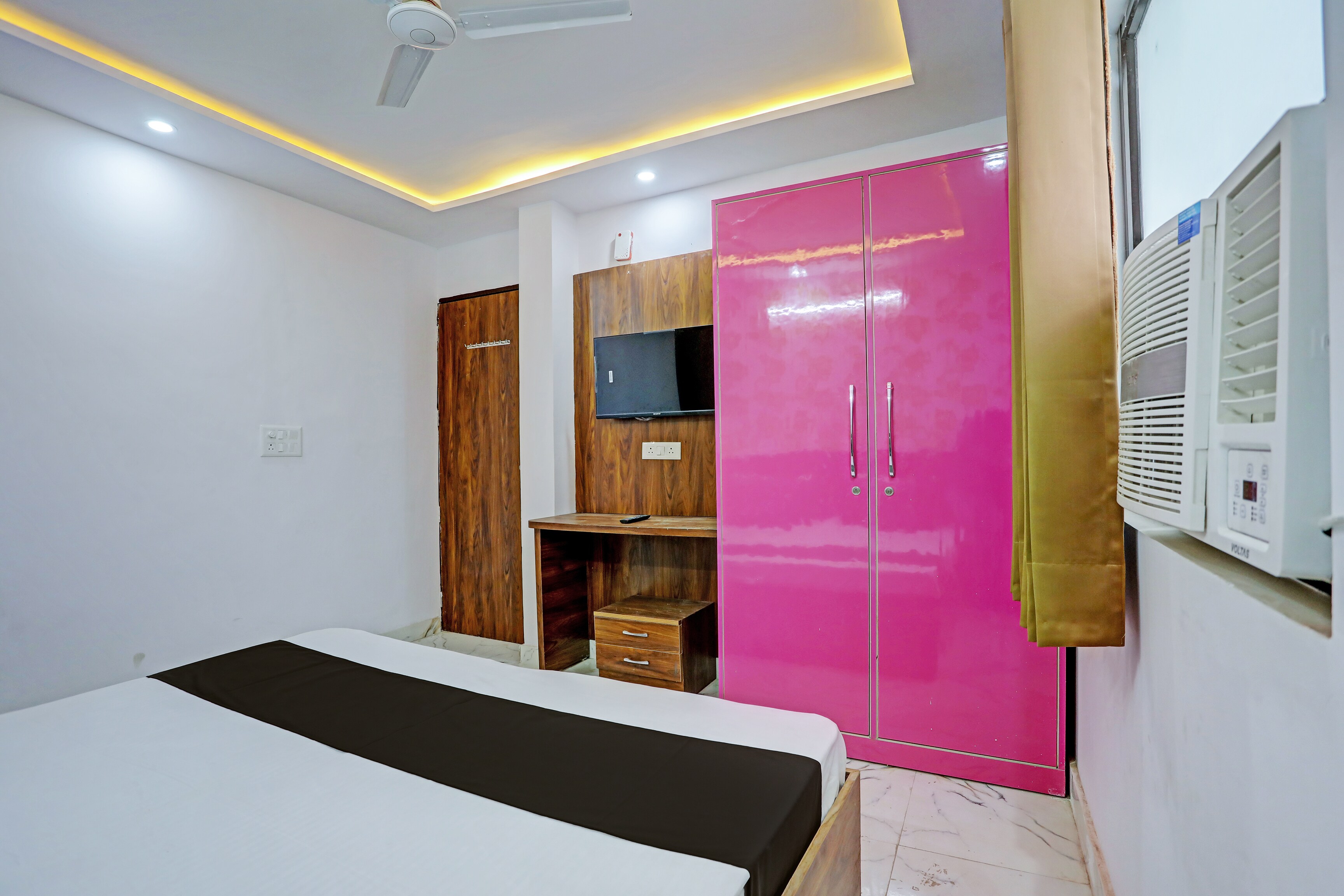 Sunrise hotel - Tap to explore photos