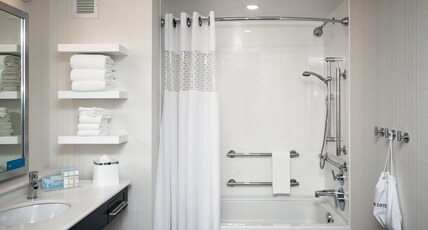 Hampton Inn & Suites by Hilton Seattle/Northgate Room Type - 2QNS MOB ACC W TUB BALC NS