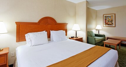 Holiday Inn Express Hotel & Suites Sylacauga Room Type - 1 King Suite Mobil Access Tub Sofa Bed