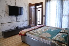 High Time Villa Luxe | 3 km from Airport