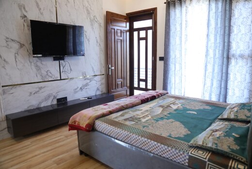 High Time Villa Luxe | 3 km from Airport