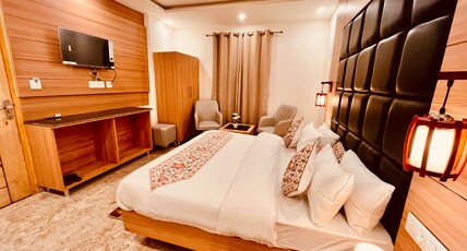 The Classic Crown Hotel Room Type - Deluxe room non view
