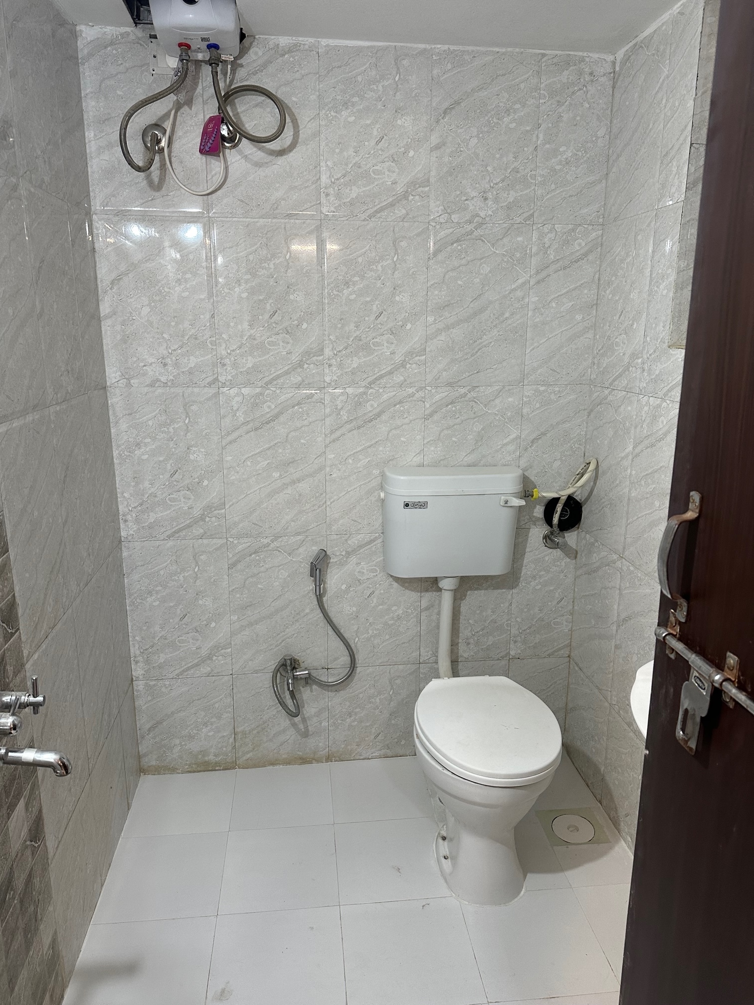 The Swing Private Studio Room in Koregaon Park Ac WiFi Smart Tv Kitchenette - Tap to explore photos