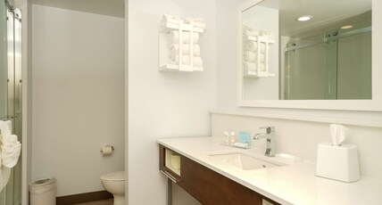 Hampton Inn and Suites Aurora South Denver Room Type - KING ROOM NON SMOKING