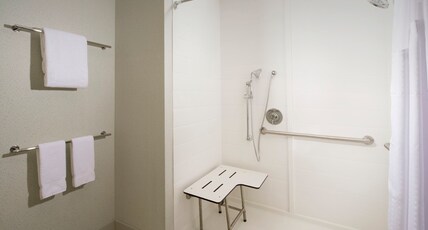 Holiday Inn Express & Suites NEW BRAUNFELS Room Type - 1 King Standard Mobil Access Roll Shwr