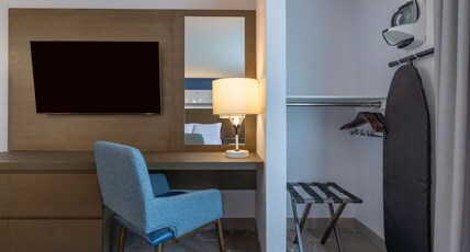 Embassy Suites Hotel Tulsa Room Type - 1KG STE ACC RI SHWR NO SMK