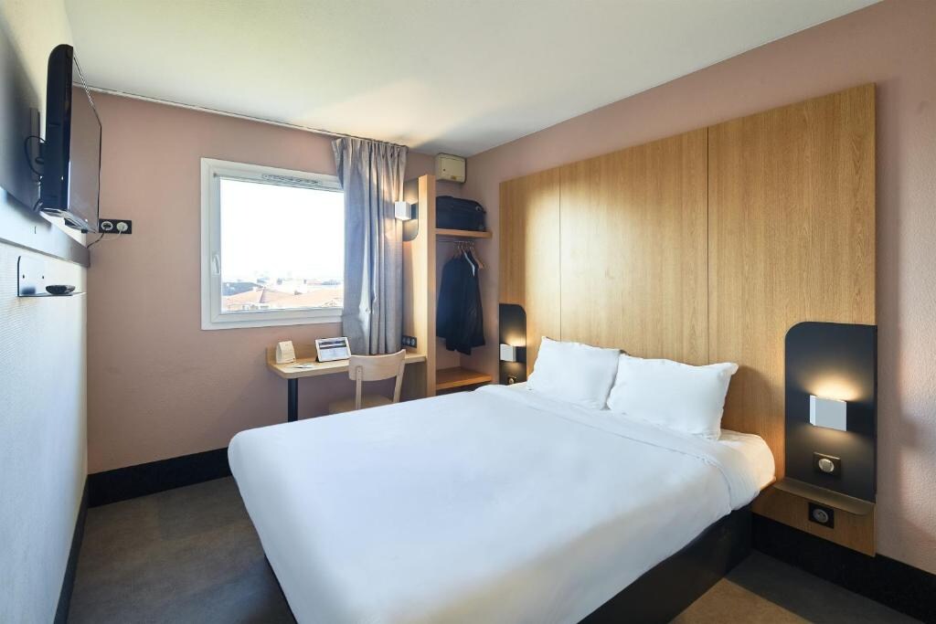 B&B HOTEL Orly Chevilly-Larue - Tap to explore photos