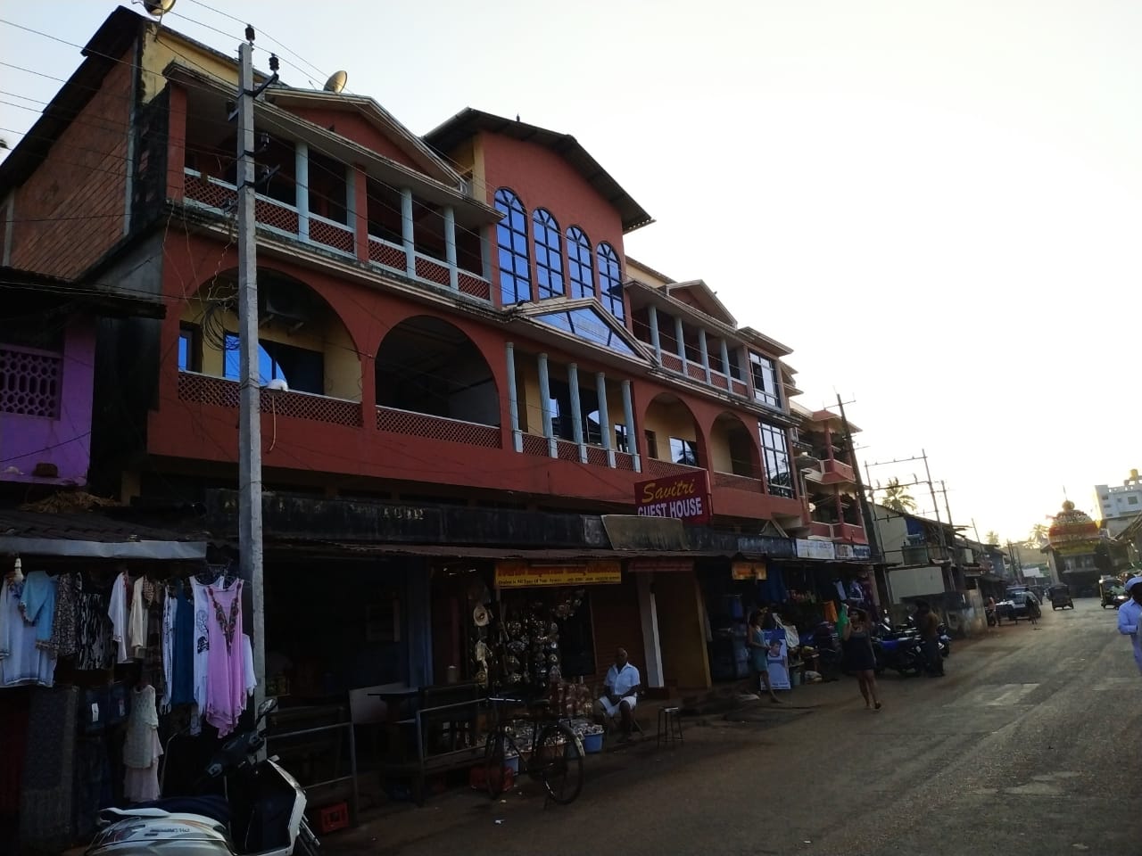 i-ROOMZ Savitri Guest House - Tap to explore photos