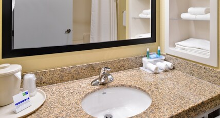 Holiday Inn Express CLANTON Room Type - 2 Queen Beds Standard Mobil Access Tub