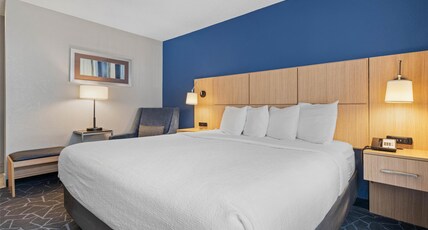 Best Western Eau Claire South Room Type - 1 King Bed, Non-Smoking, Pillow Top Mattress, Refrigerator, High Speed Internet Access, Full Breakfa