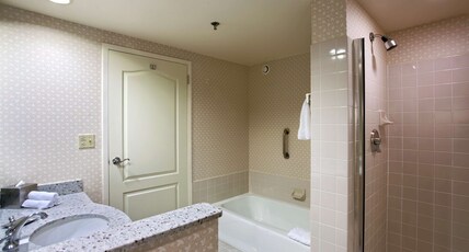 Hilton Chicago/Oak Brook Suites Room Type - 1KING 1BDRM CONFERENCE STE