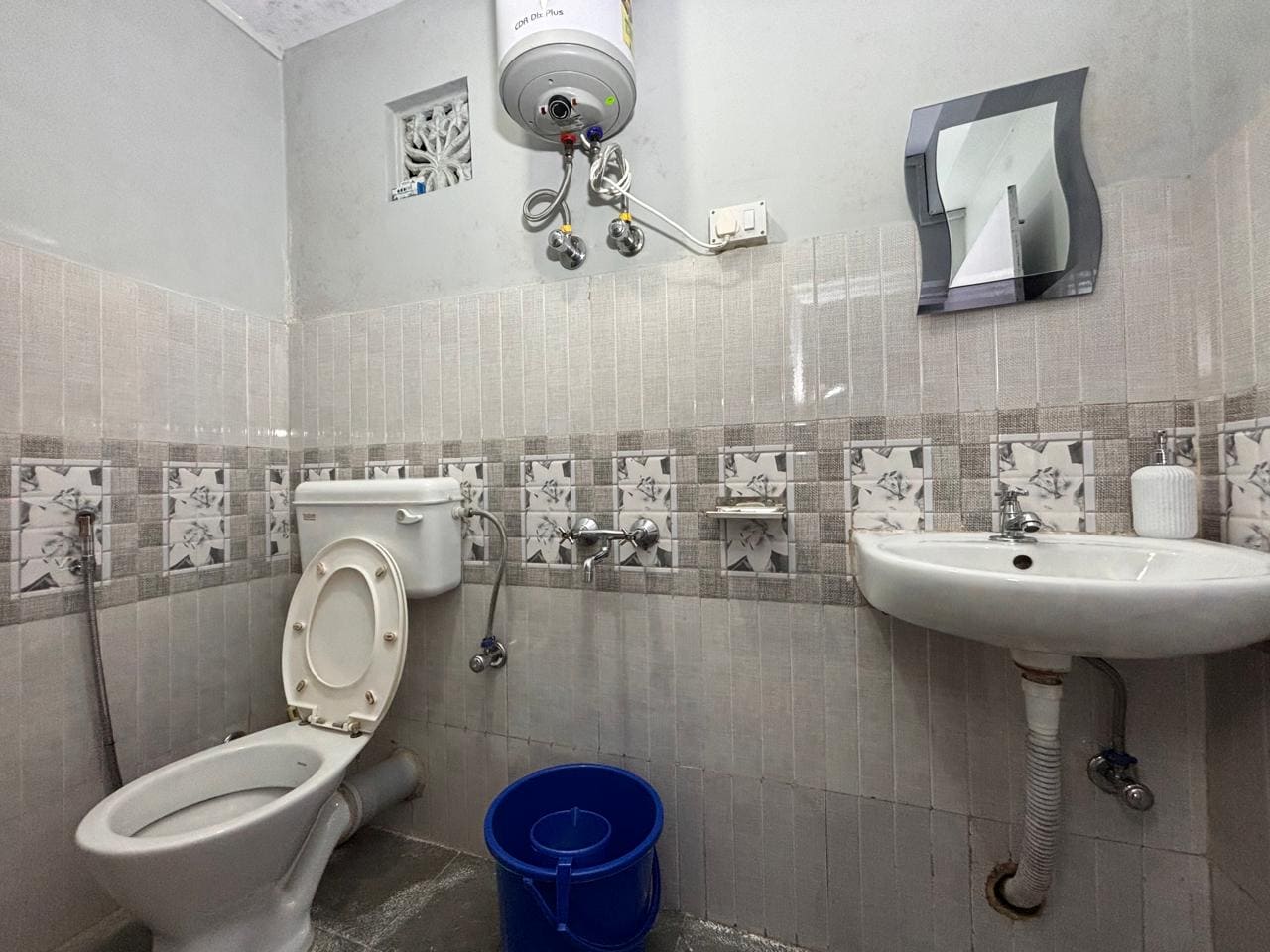 Paramita Homestay - Tap to explore photos