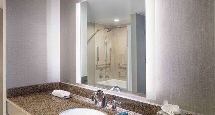 DoubleTree by Hilton Austin Room Type - 1KG PREM MOB ACCESS W TUB
