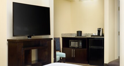 Holiday Inn Express & Suites Alpharetta Room Type - 1 King Standard Communications Accessible Holiday Inn Express & Suites Alpharetta Room Type - 1 King Standard Communications Accessible