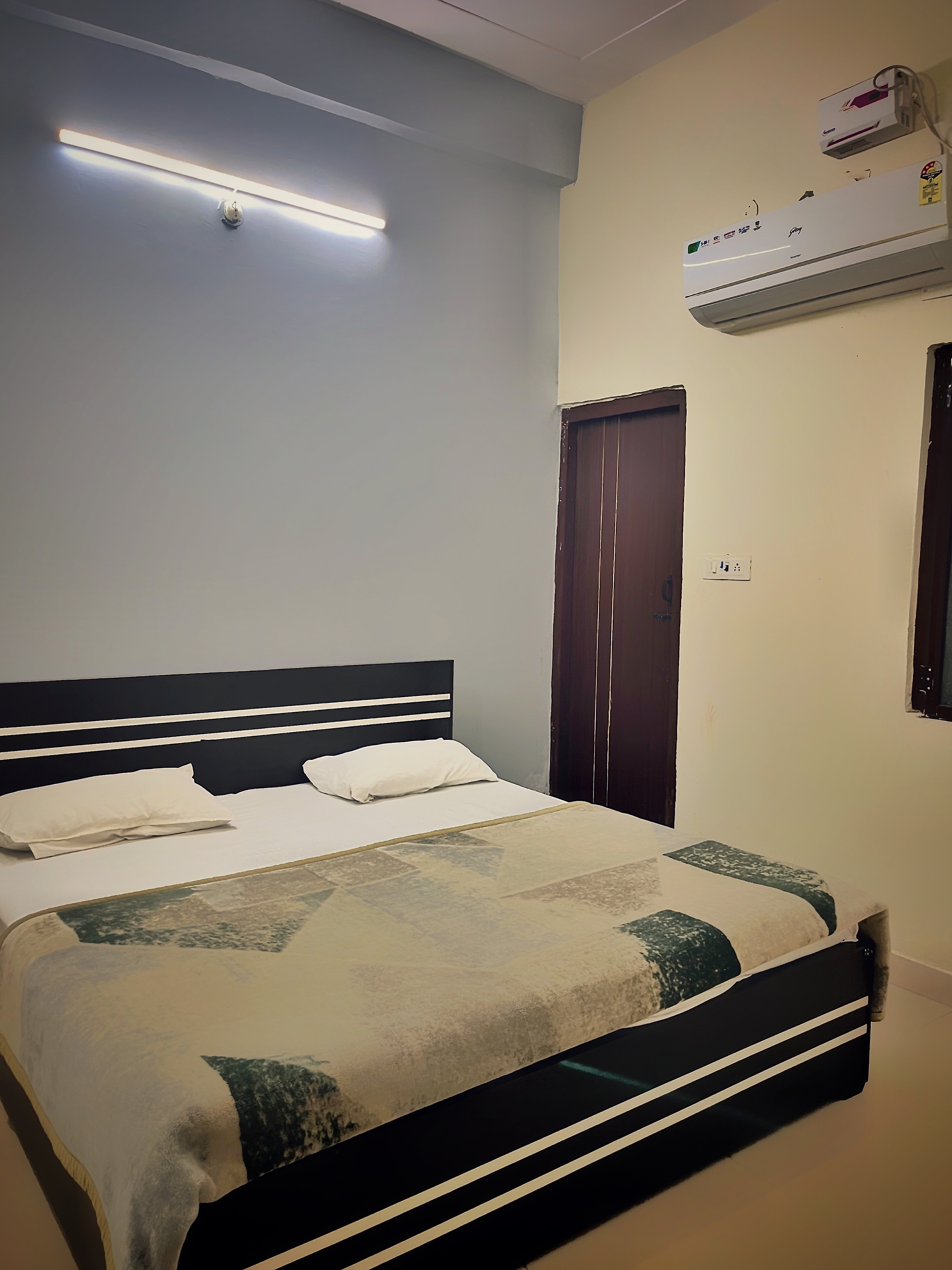 Hotel Shree Jeevan Dham - Tap to explore photos