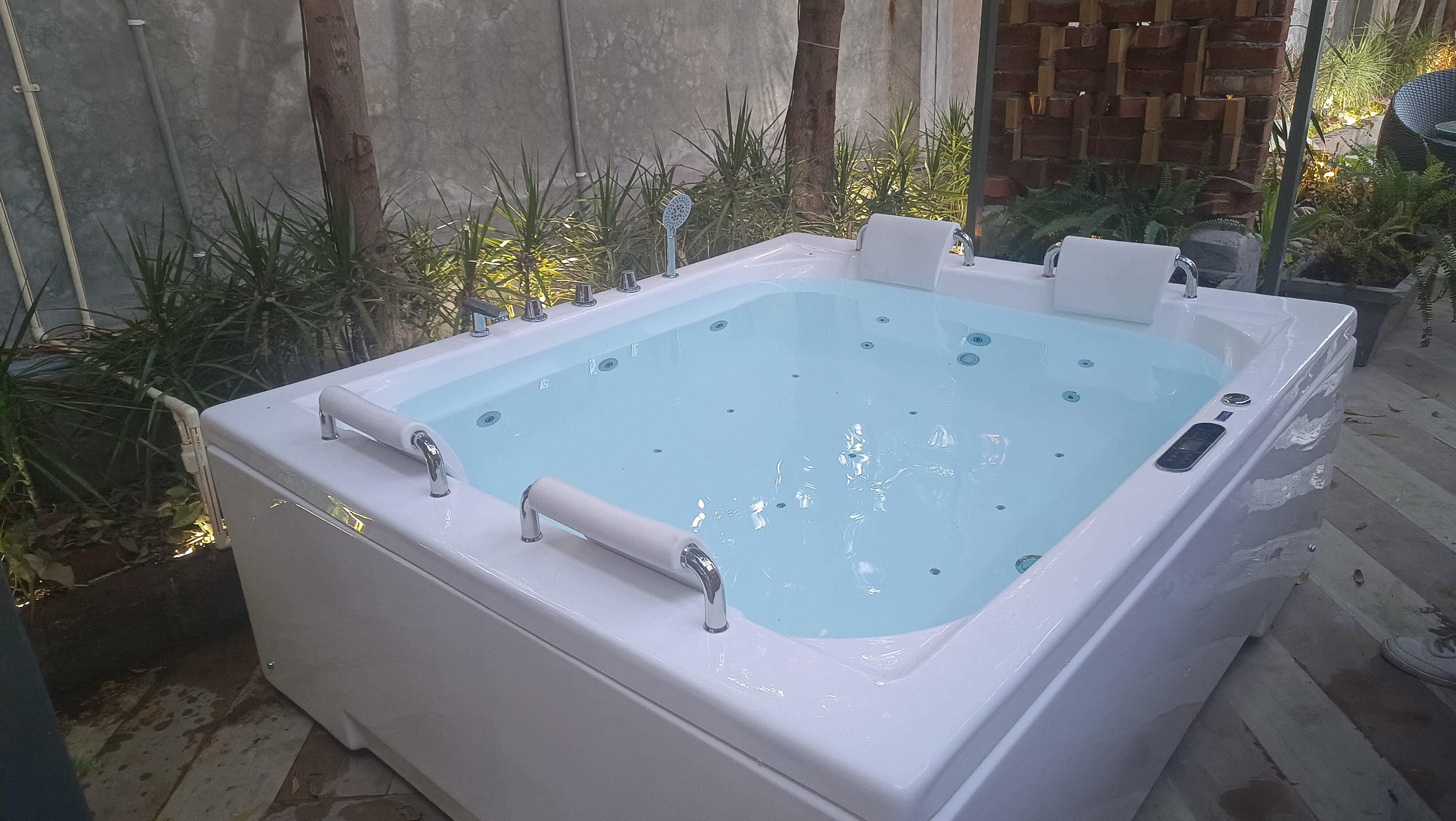Greenscape Villa with private pool and Jacuzzi - Tap to explore photos