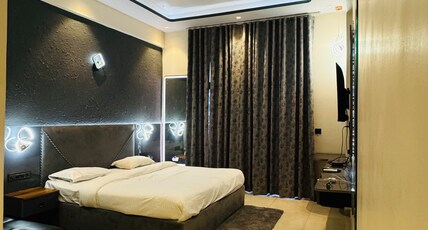 Crownplaza.inn Room Type - Bedroom