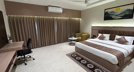 Hotel The Royal Keshar Room Type - Super Deluxe Room With Hill View