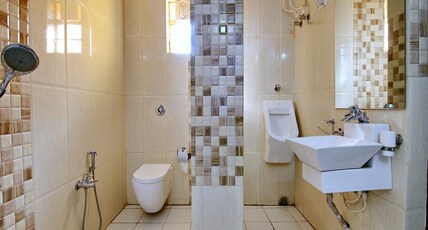 R L Palace Room Type - Deluxe Double Room