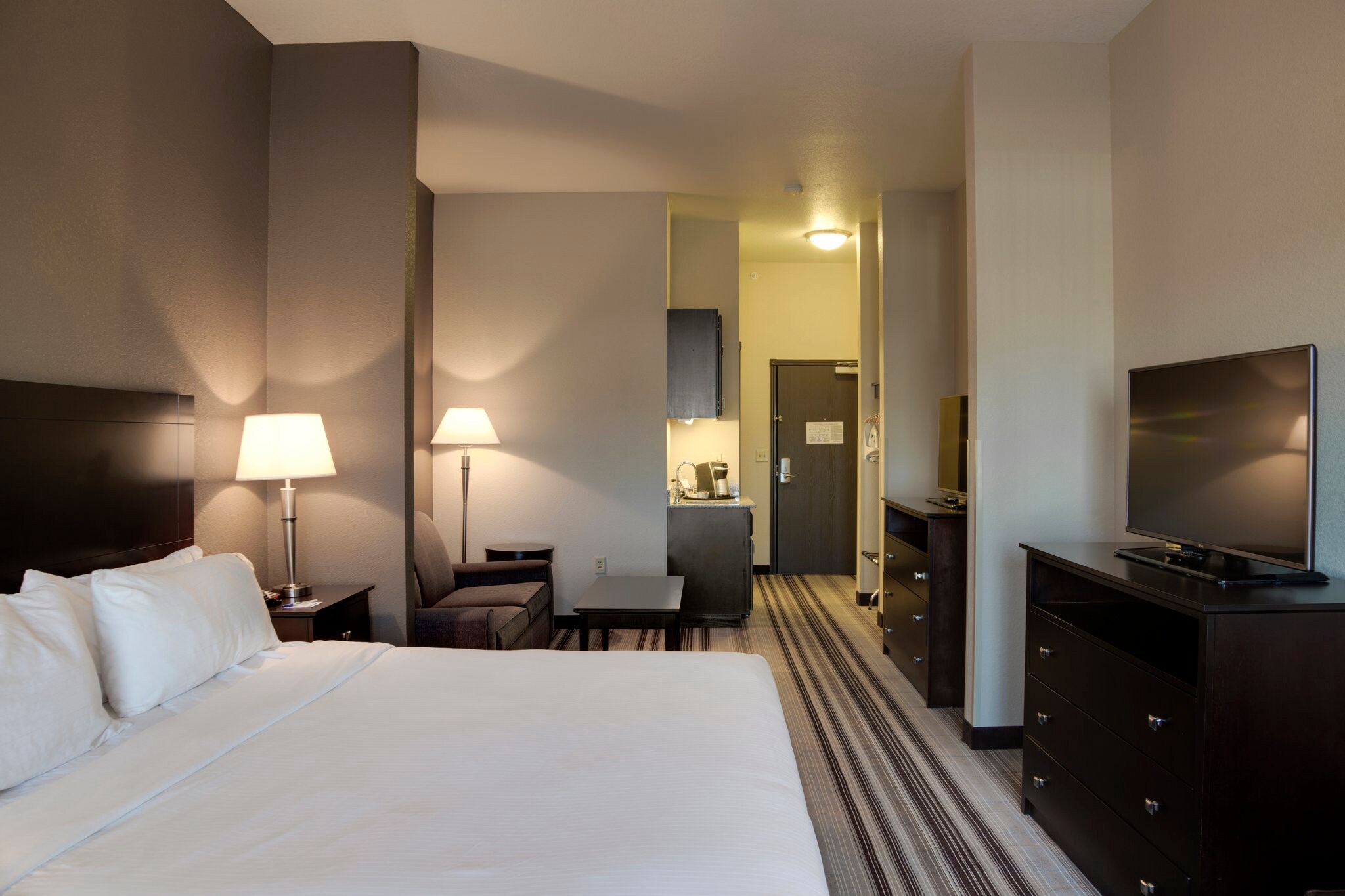 Holiday Inn Express & Suites Nevada, an IHG Hotel - Tap to explore photos