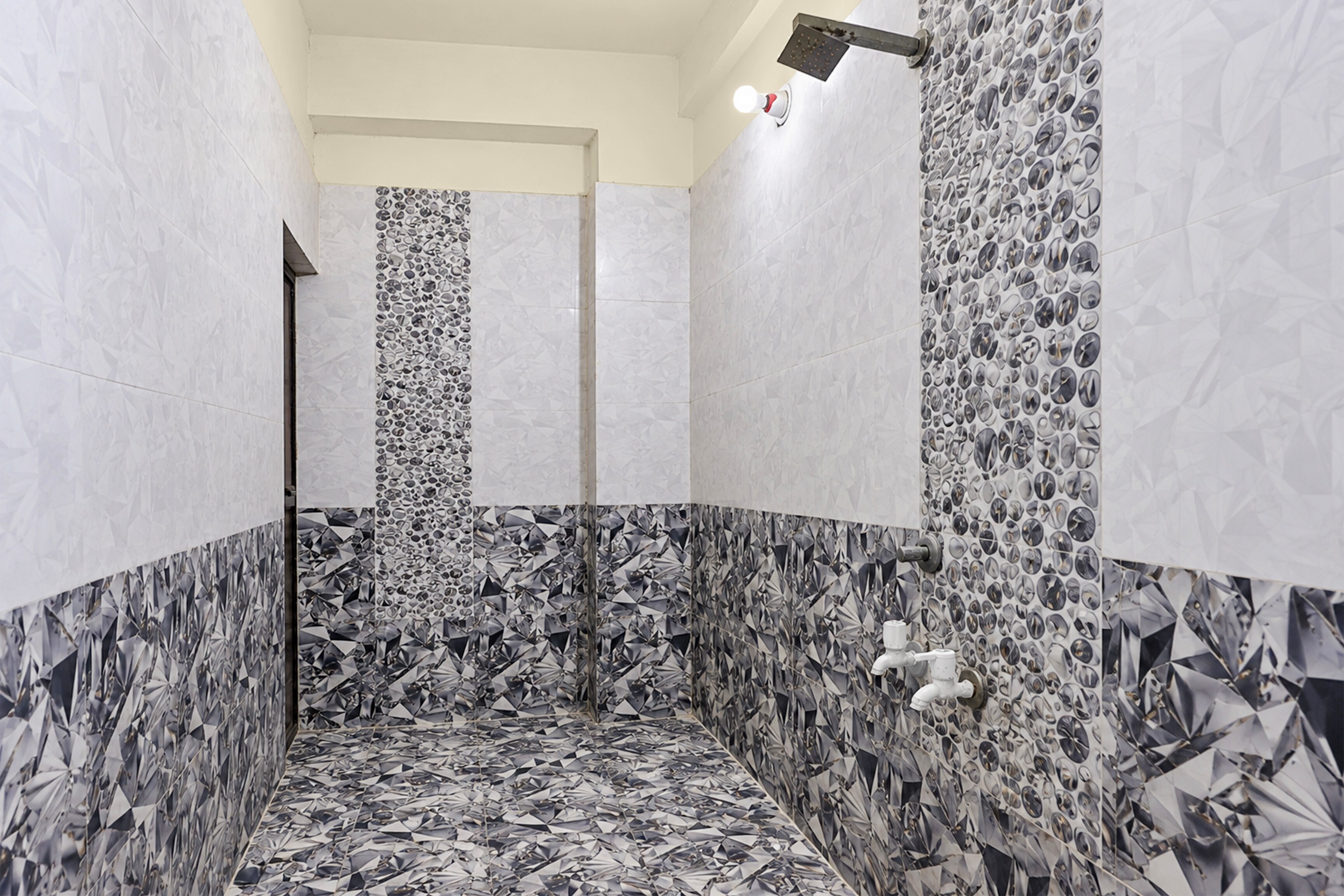 Hotel O New Royal Lodging And Boarding - Tap to explore photos