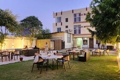 Rooms of Airport Jai Hari Vilas Hotel Near Umaid Bhawan Palace