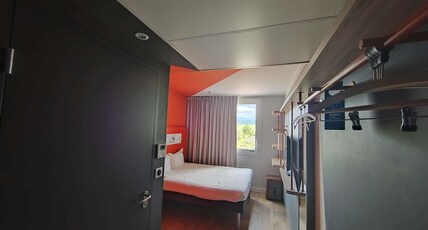 Ibis Budget Saint-Genis-Pouilly Gen Room Type - TRIPLE - Room with a large bed and a pull-out bed