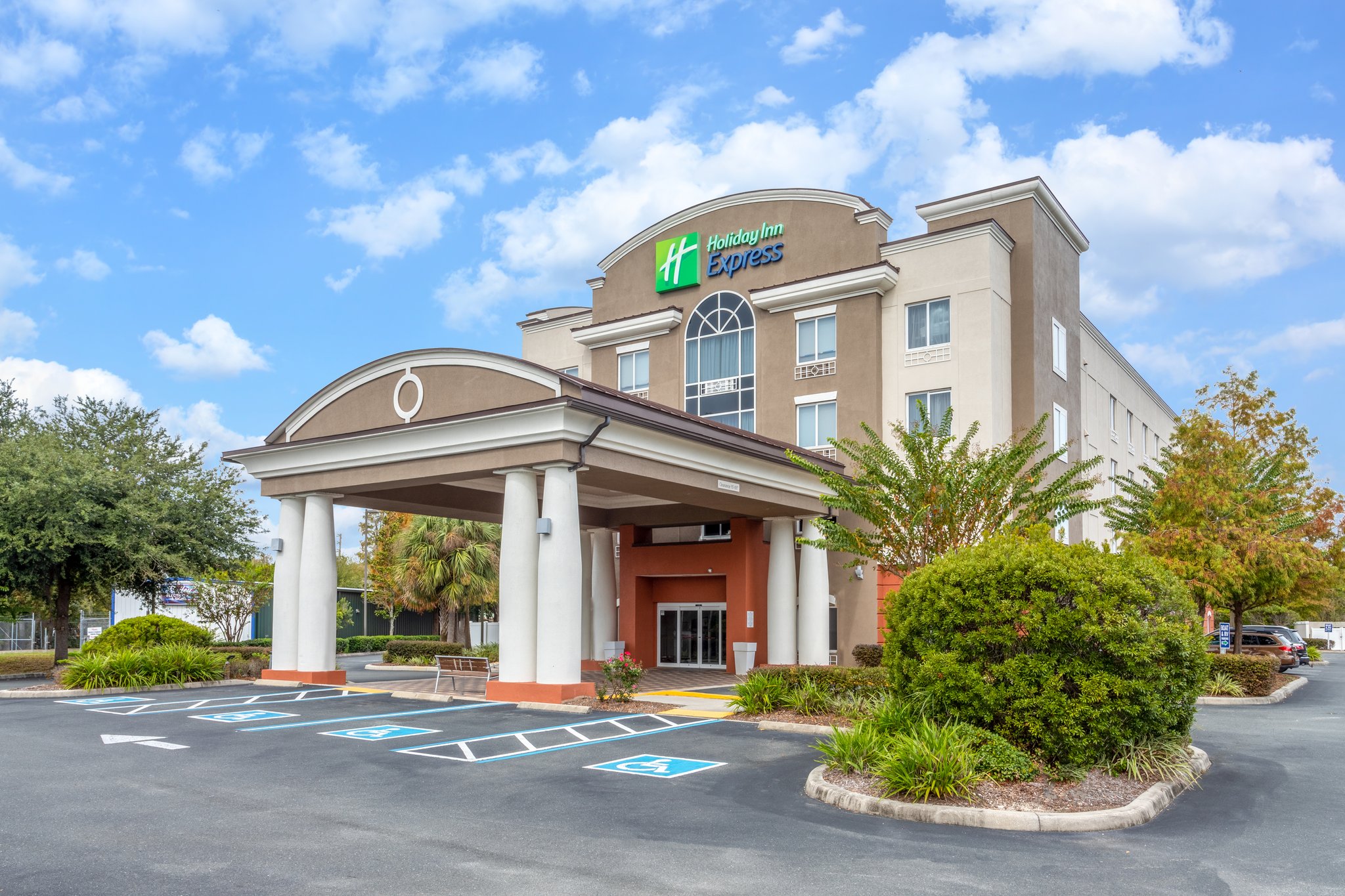Holiday Inn Express CRYSTAL RIVER - Tap to explore photos