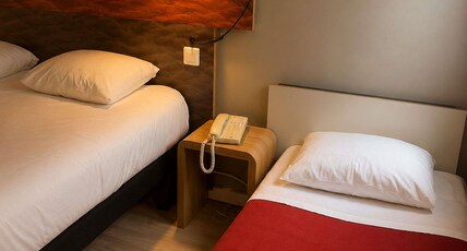 ibis Dijon Centre Clemenceau Room Type - Standard Room with twin beds and a sofa bed