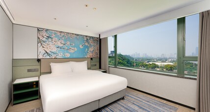 Holiday Inn Wuhan Riverside, an IHG Hotel Room Type - 1 King with Sofa Bed Suite