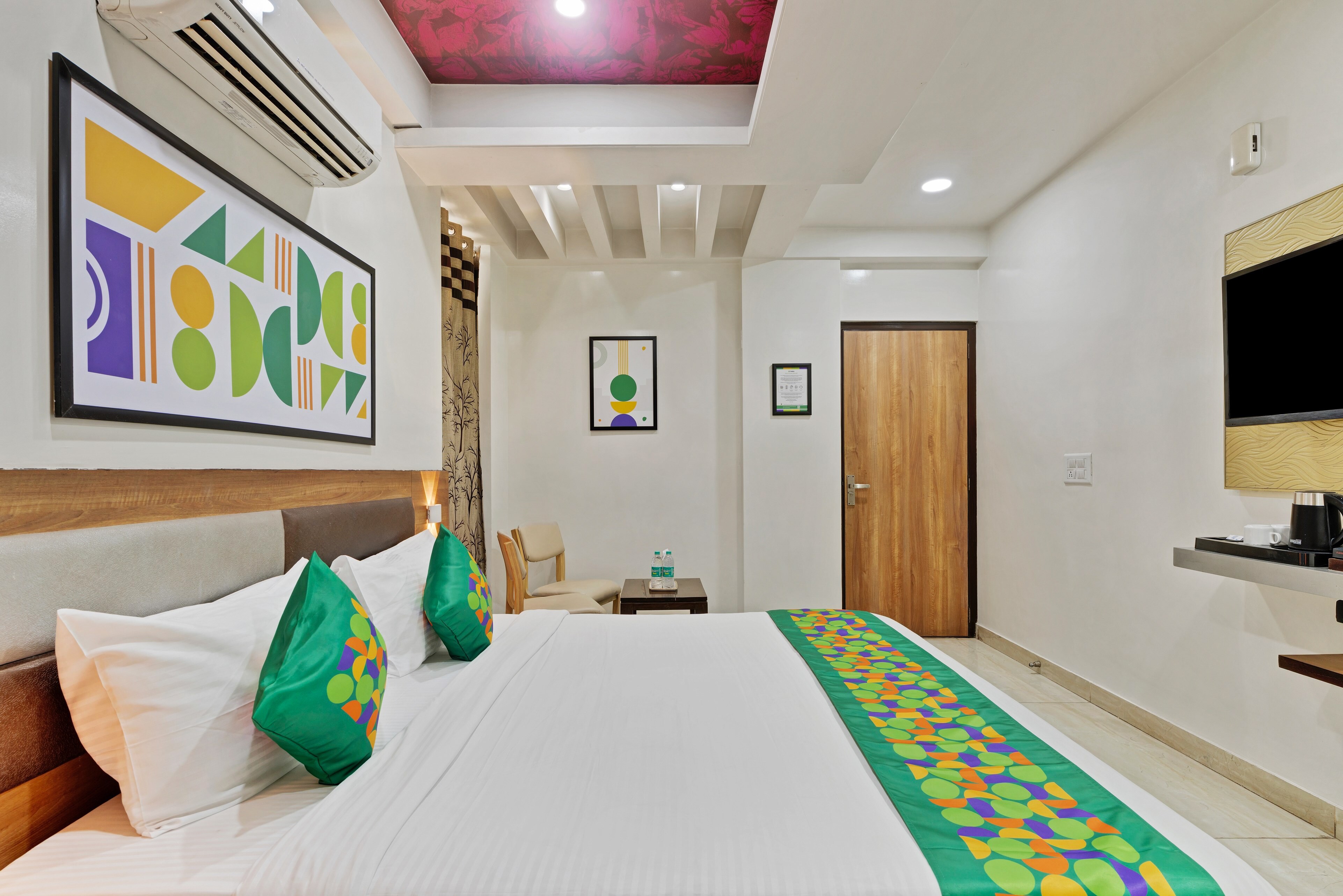 Itsy Hotels Maitreya - Tap to explore photos