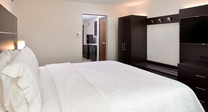 Holiday Inn Express & Suites Pueblo Room Type - 1 King Bed Standard