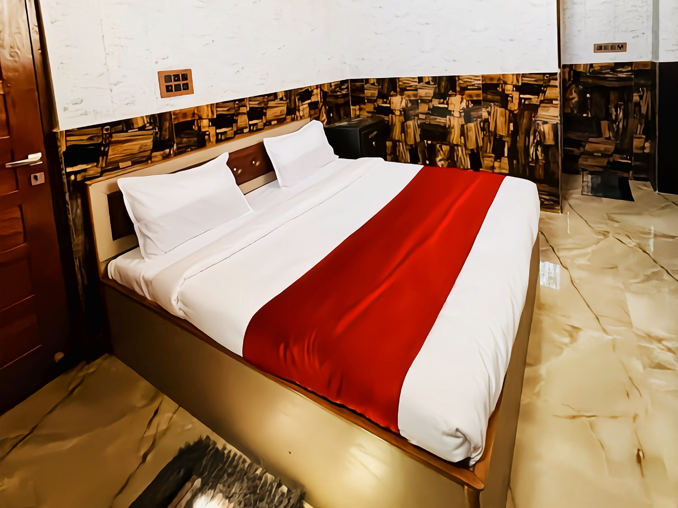 Hotel Raghunandan Inn - Tap to explore photos