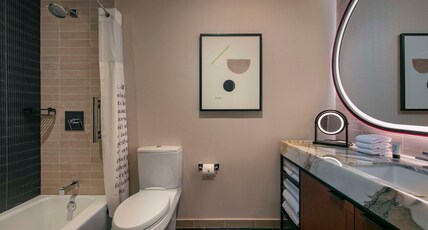 theWit Chicago, a Hilton Hotel Room Type - 2 QUEEN MOB ACCESS W  TUB