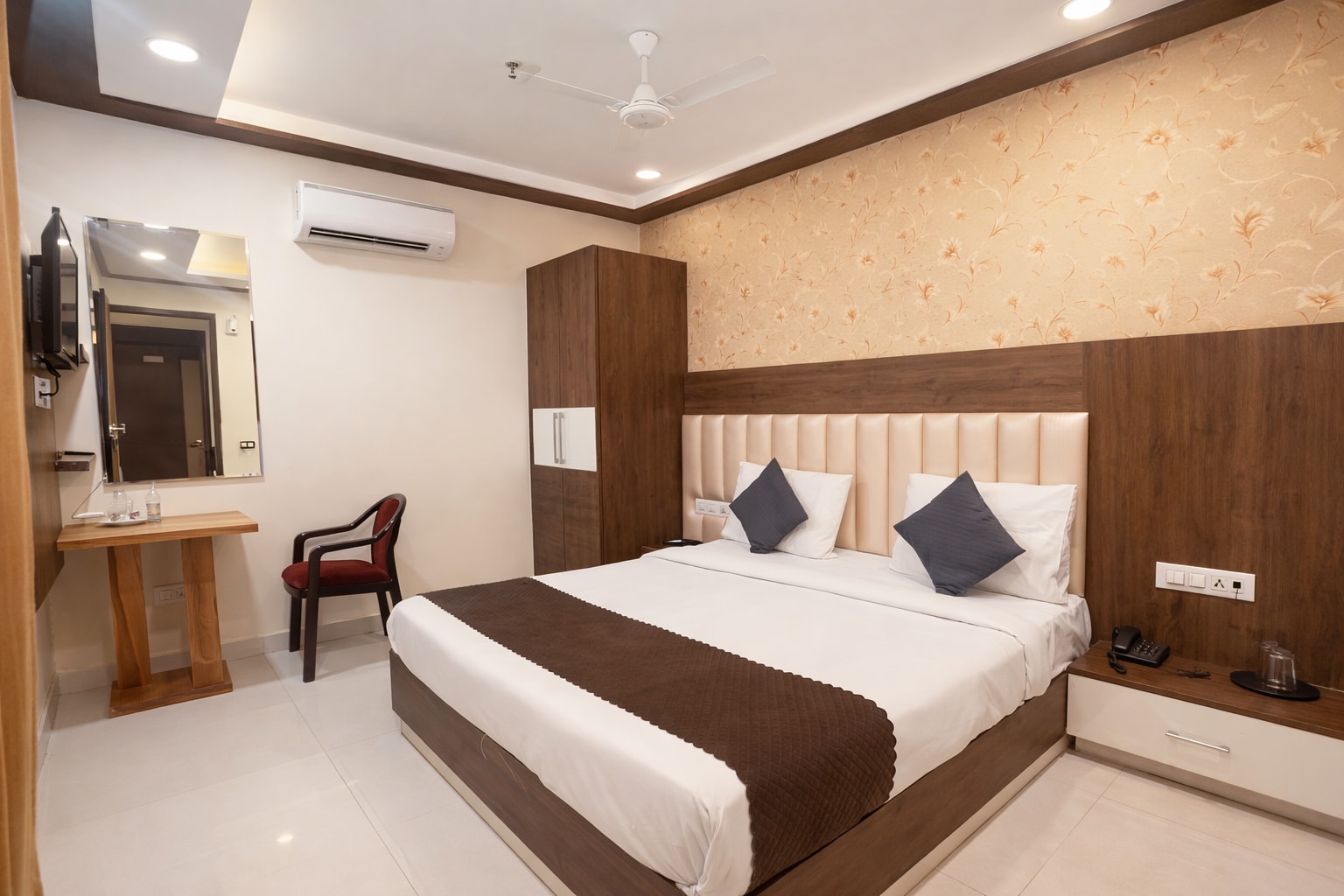 HOTEL GOLDEN LEAF - Tap to explore photos